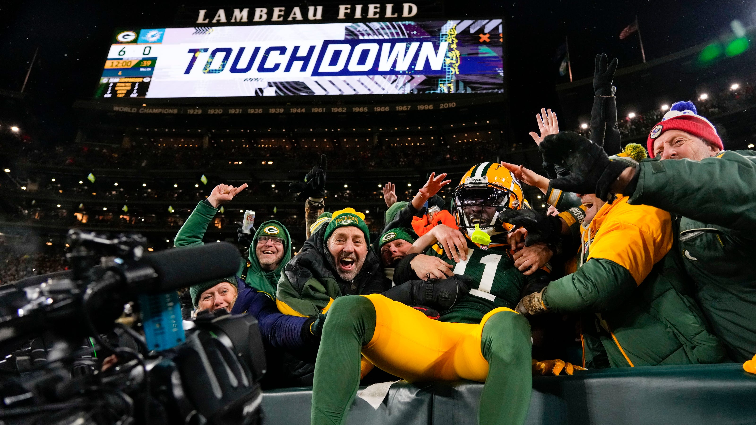 Green Bay Packers Victory over Miami Dolphins in Cold-Weather Showdown