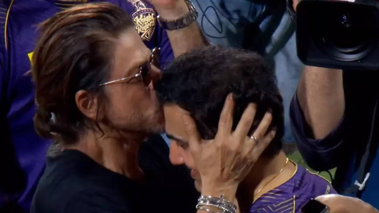 Shah Rukh Khan Celebrates KKR's 3rd IPL Win With Emotional Gestures