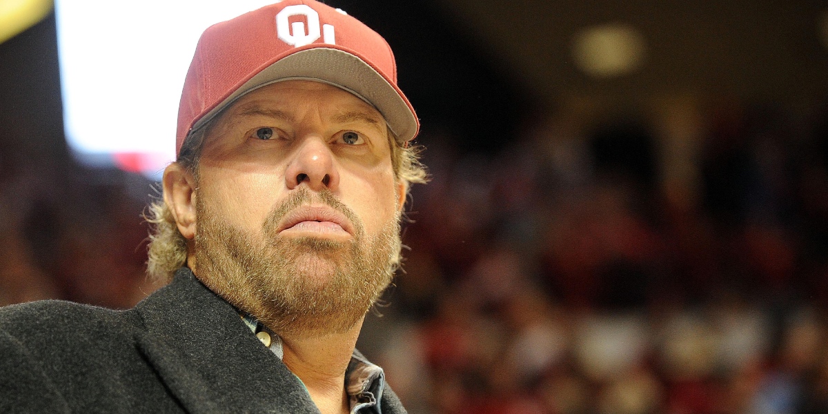 Toby Keith Launches Sing-Along at Oklahoma Sooners Game