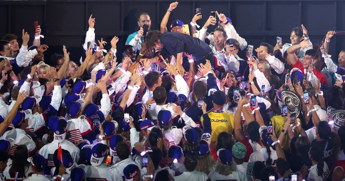 Phoenix Rocks Olympic Closing Ceremony with Thomas Mars Crowd Surfing