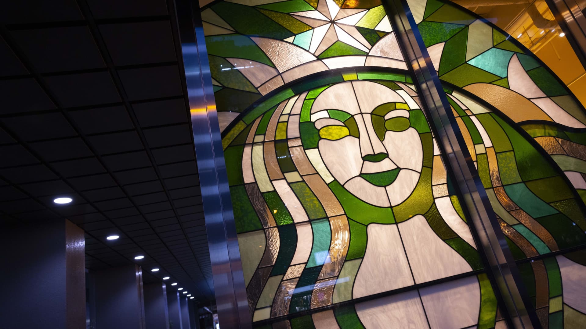 Starbucks Success: New CEO Sparks 21% Stock Surge and Market Optimism