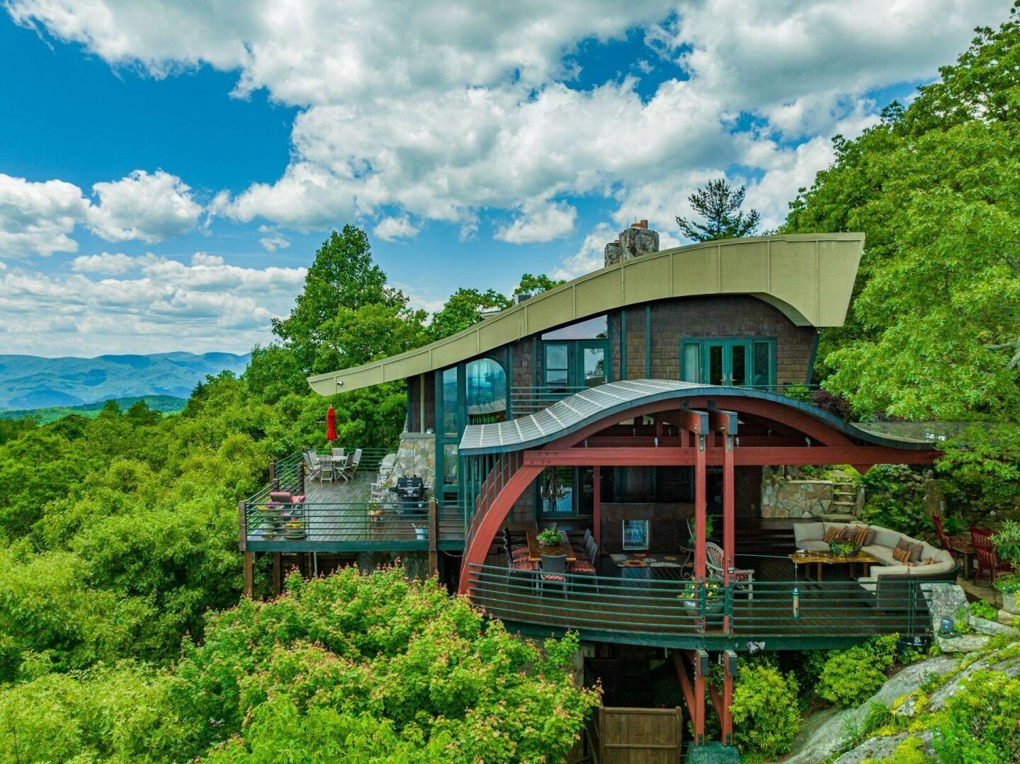 Burt Reynolds' Mountain Home: Innovative Updates and Luxurious Living in North Carolina