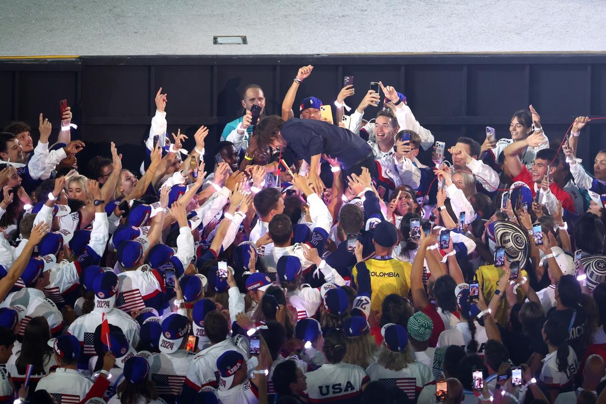 Phoenix Rocks Olympic Closing Ceremony with Thomas Mars Crowd Surfing