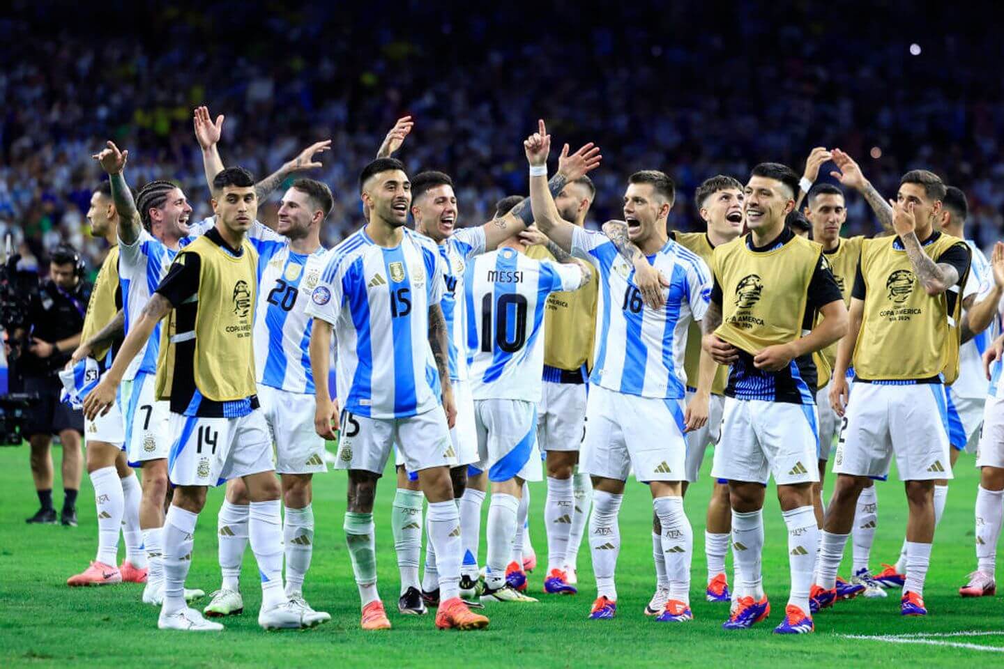 Emiliano Martinez's Heroic Saves Lead Argentina to Victory