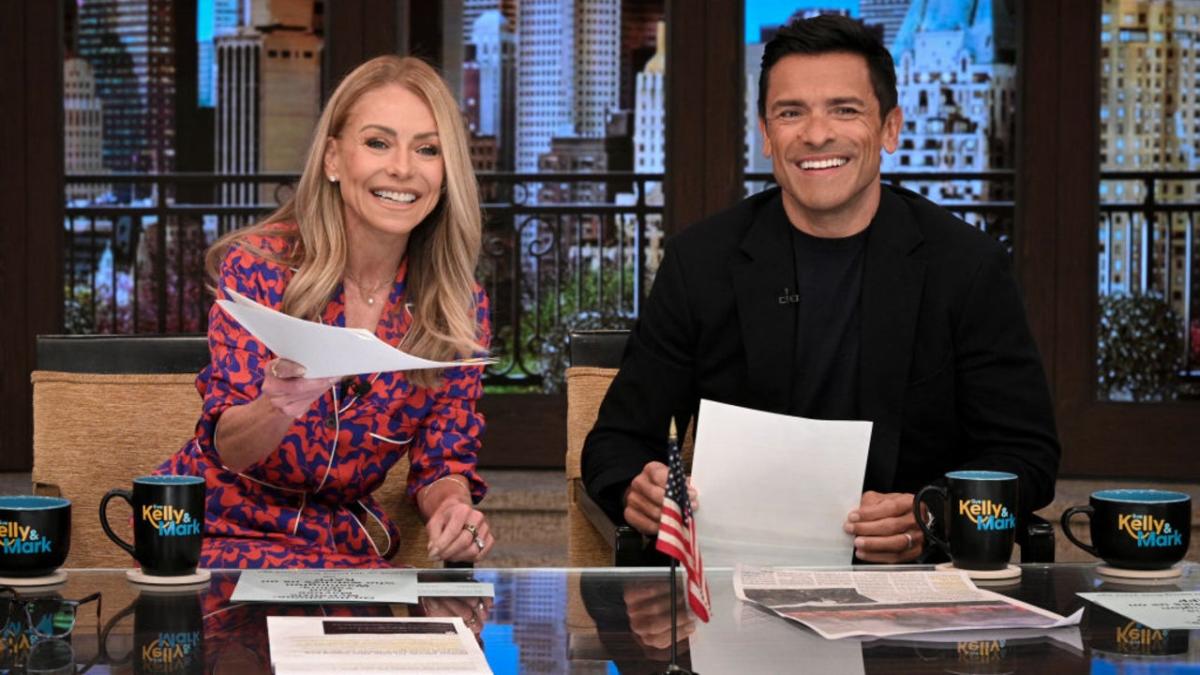 Mark Consuelos and Kelly Ripa Reunite with On-Screen Baby