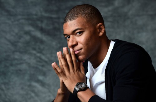 Real Madrid Unveils Kylian Mbappé: Breaking News at Santiago Bernabéu Stadium